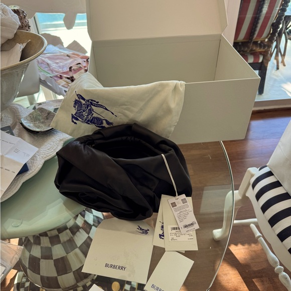 BURBERRY NEW ROSE BLACK CLUTCH
WITH TAGS ATTACHED - Picture 5 of 9